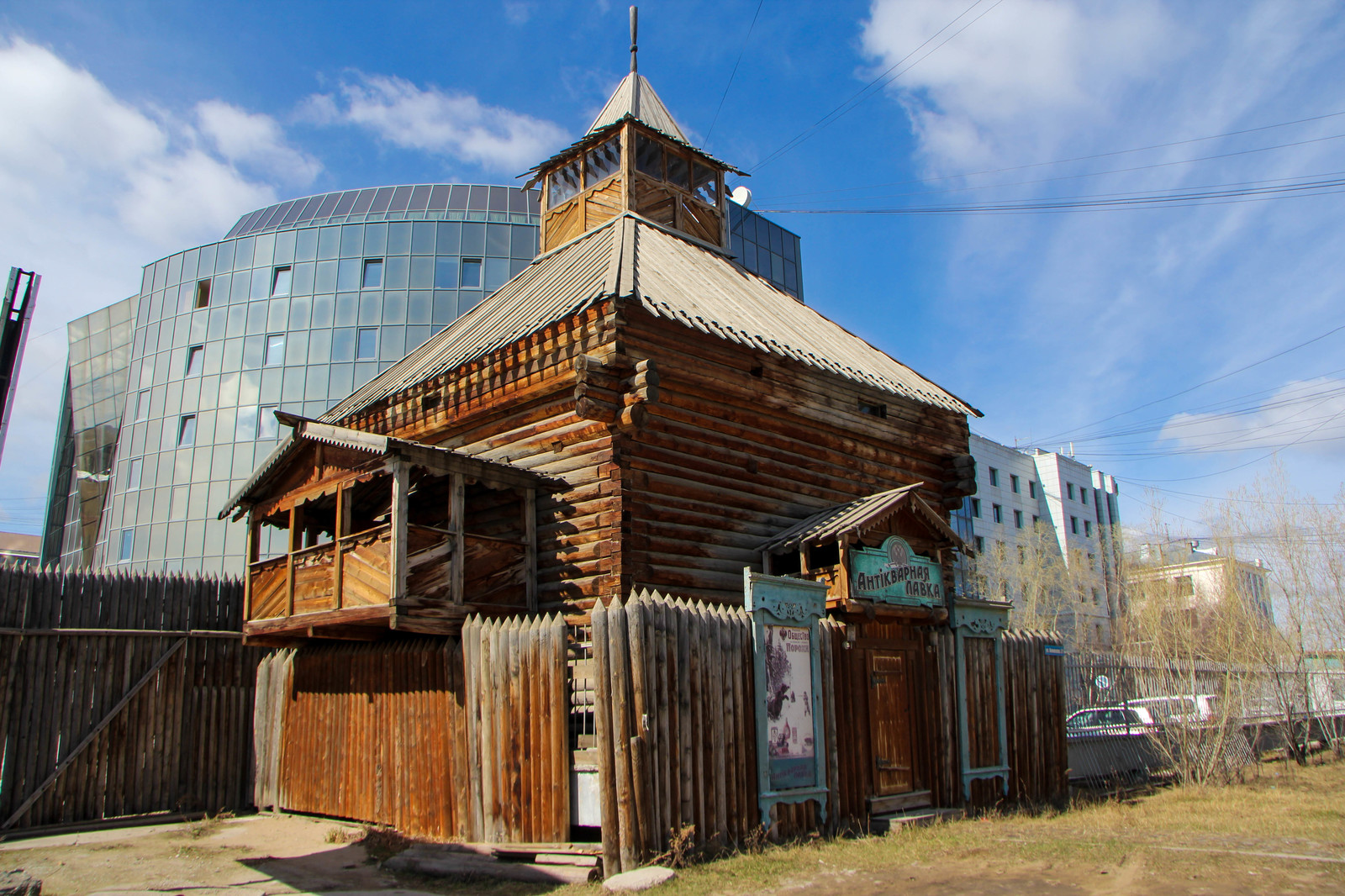 Дома в якутске. Интересные здания Якутии. Якутск дома на сваях. Старые дома на сваях Якутия. Таежный дом на сваях.