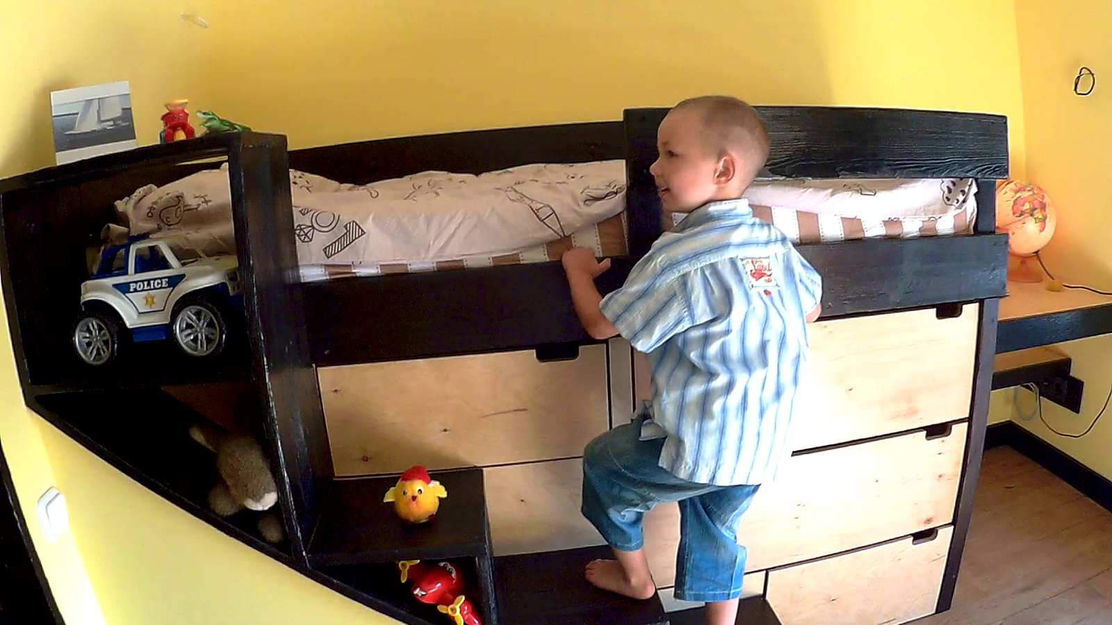 Кровать в детскую для мальчика