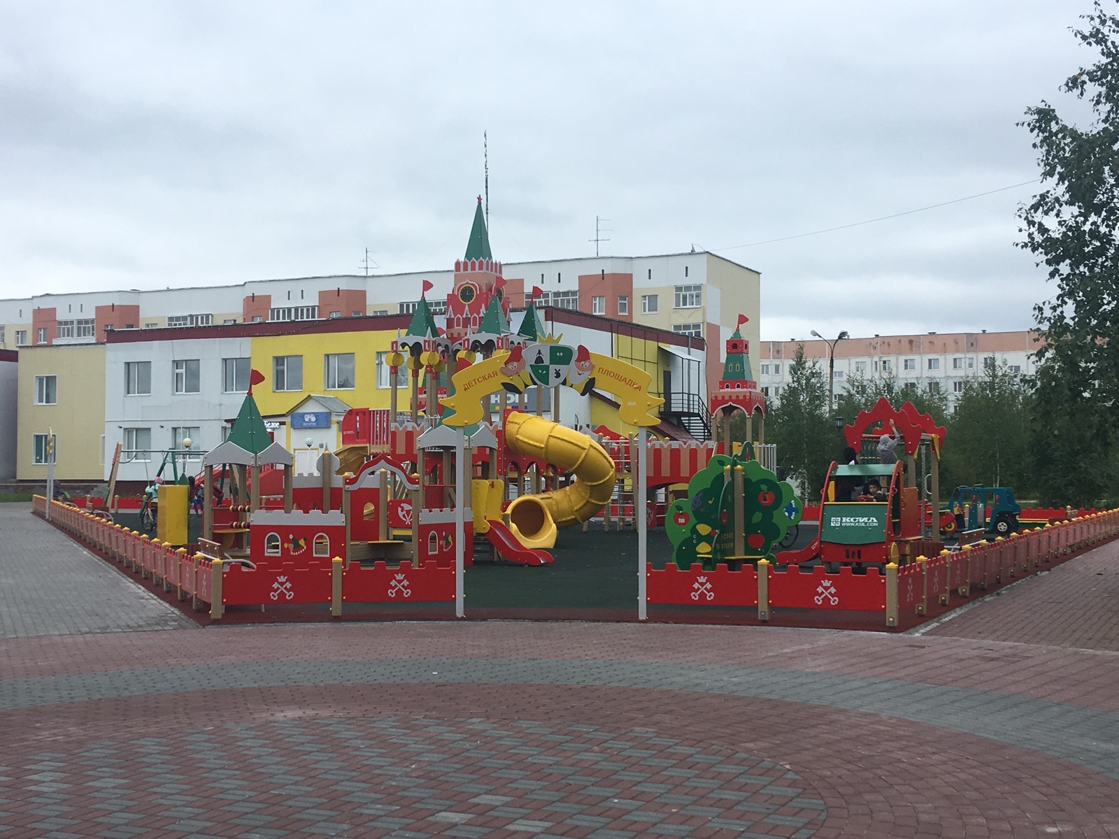 Адрес покачей. Сквер Покачи. Детская площадка в городе Покачи. Парк город Покачи. Покачи Ханты-Мансийский автономный.