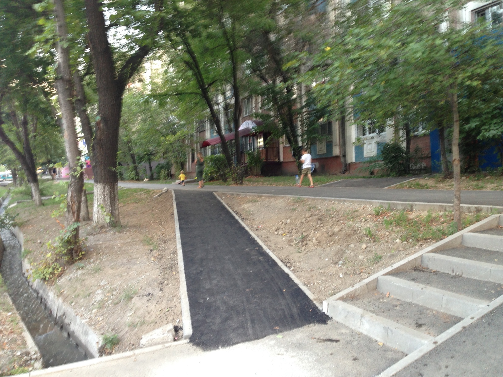 Not the news of the day, of course, but how ah ... that they can still score on designers, architects and just do it as it is convenient for people - My, A pedestrian, Stop, Almaty, Asphalt, Pedestrian zone, Track