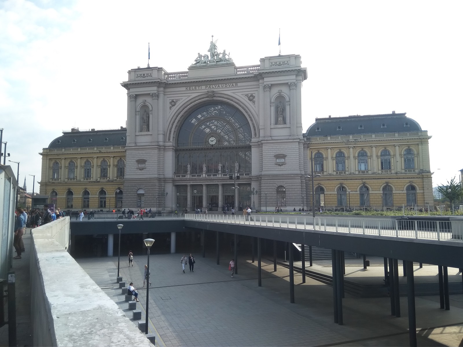 I wonder what big railway stations are, it is 200-250 meters wide and 250 meters long. - Budapest, Railway station