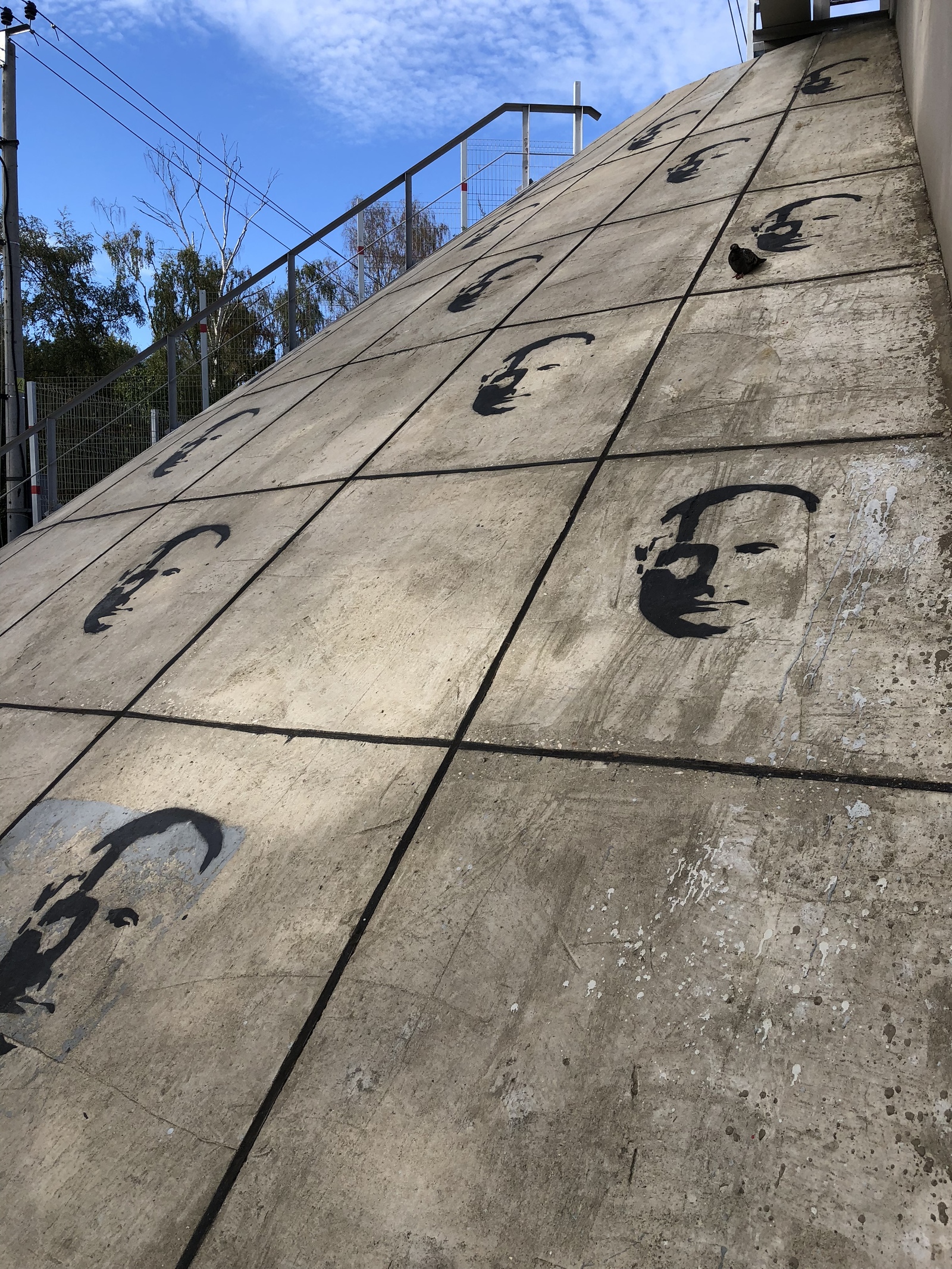Unknown vandals mutilated the slope of the MCC flyover at the entrance to the Pokrovskoye-Streshnevo park from the Voykovskaya metro station in Moscow - My, Vandalism, Graffiti, Cult of personality, What to do, Longpost, Vladimir Putin