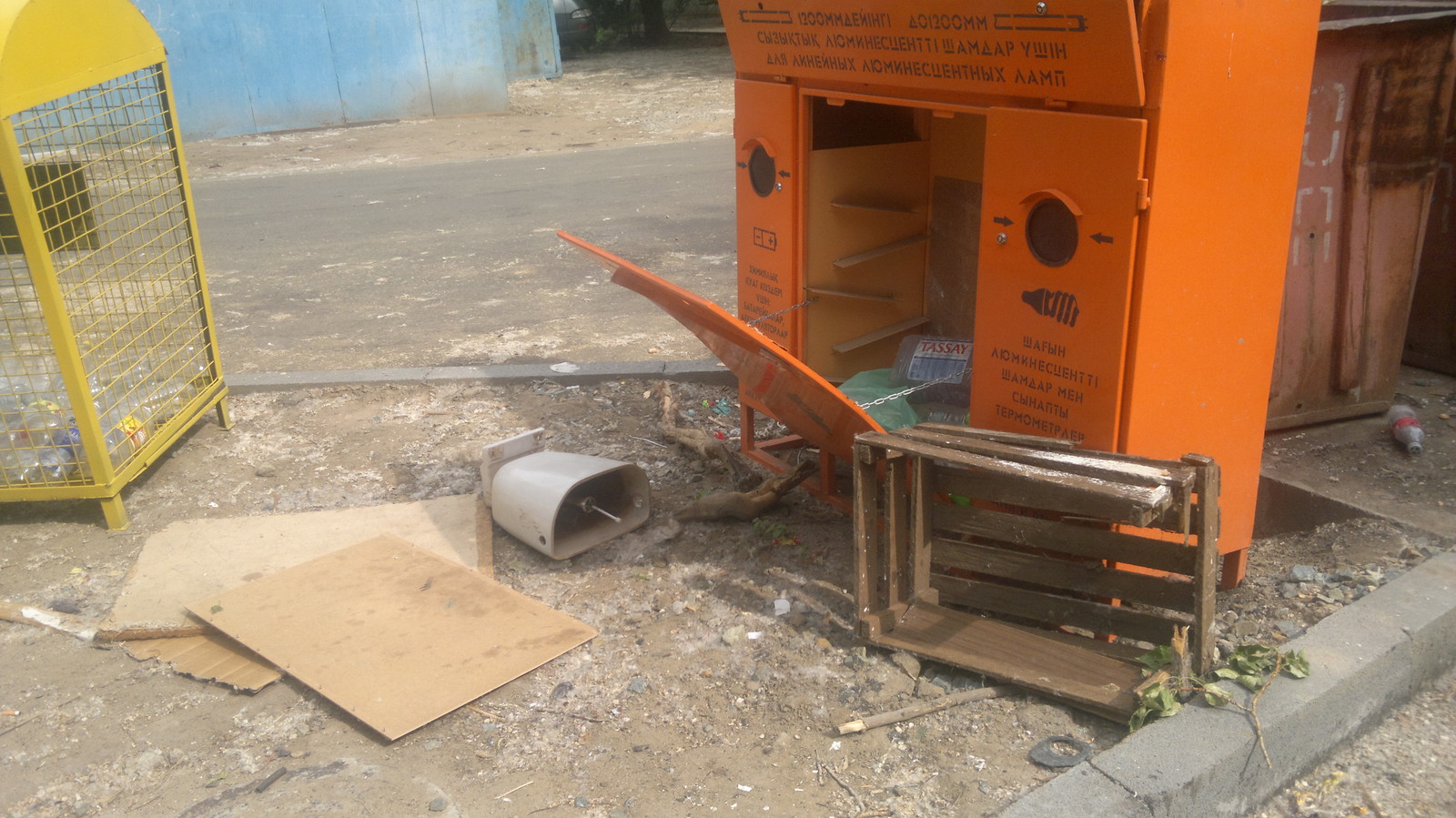 Different types of town - My, Kazakhstan, Pavlodar, cat, Trash can, , Vandalism, Longpost