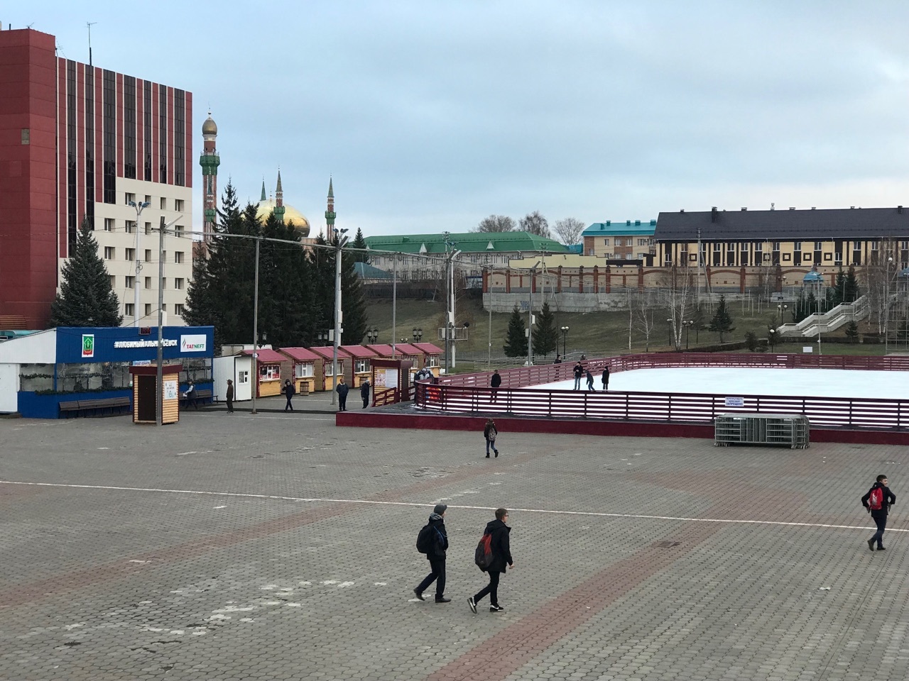 Каток альметьевск парк. Каток Альметьевск. Городской парк Альметьевск каток. Каток Альметьевск ДК Нефтьче. Каток в помещении в Альметьевске.