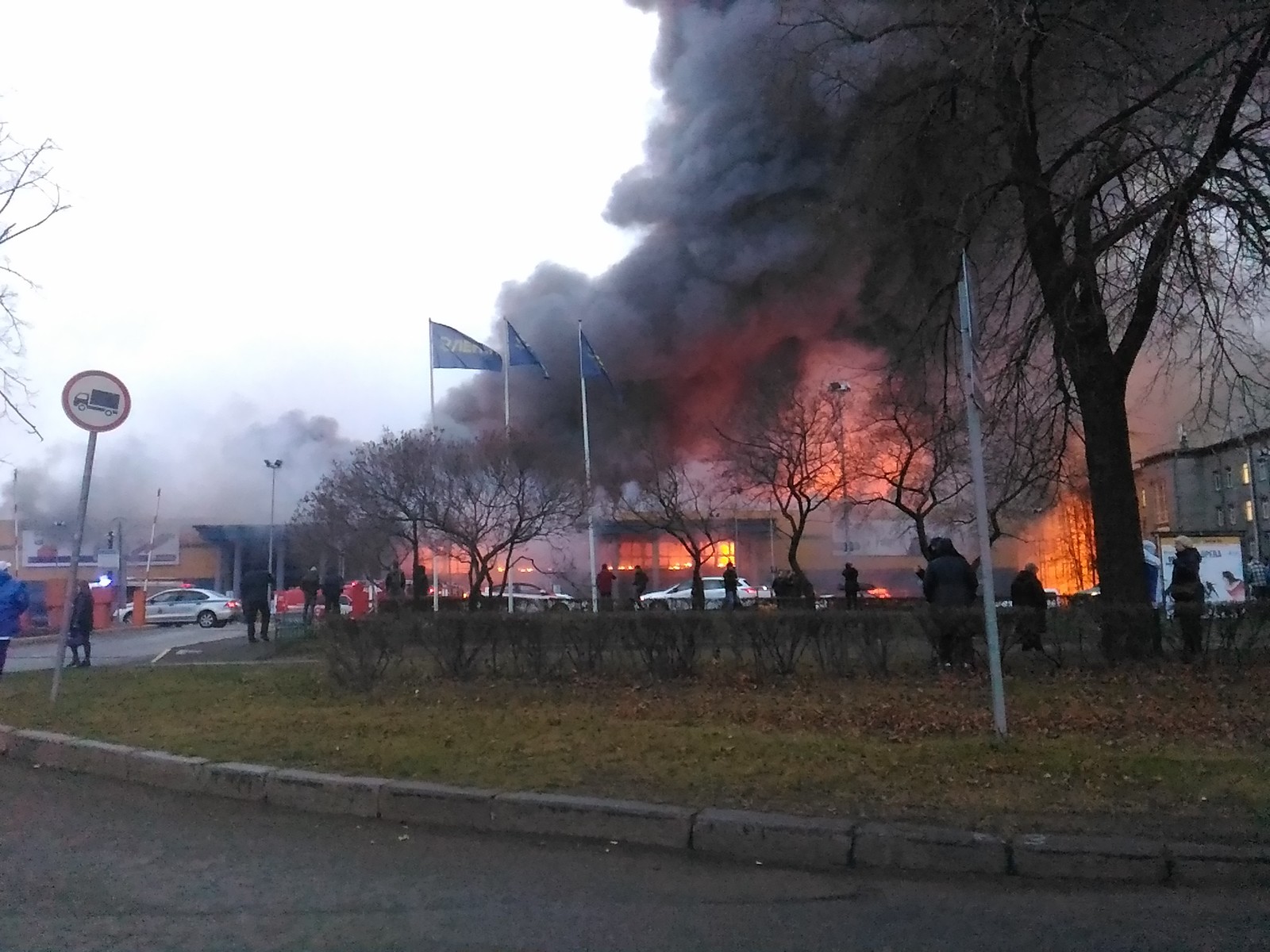 In St. Petersburg, the Lenta shopping center is on fire - My, Saint Petersburg, ribbon, Fire, Baltiysky Railway Station, Longpost, Negative