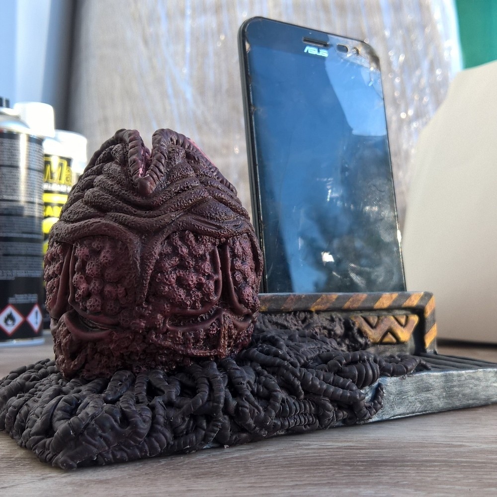 Do-it-yourself smartphone holder for the Alien movie universe. - My, Stand, Alien movie, Smartphone, Xenomorph, iPhone, Stranger, , Longpost