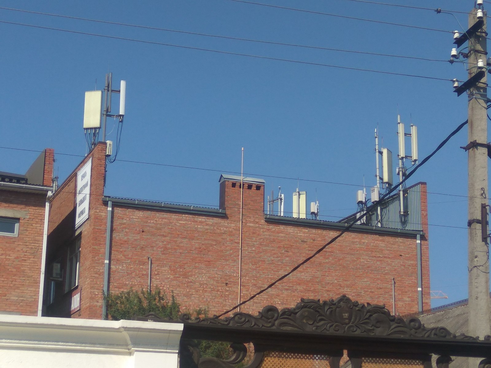 Is this even legal? Mobile towers on the roof of a two-story house. - My, Question, Violation, Mobile phones, Auto, Legal aid, League of Lawyers