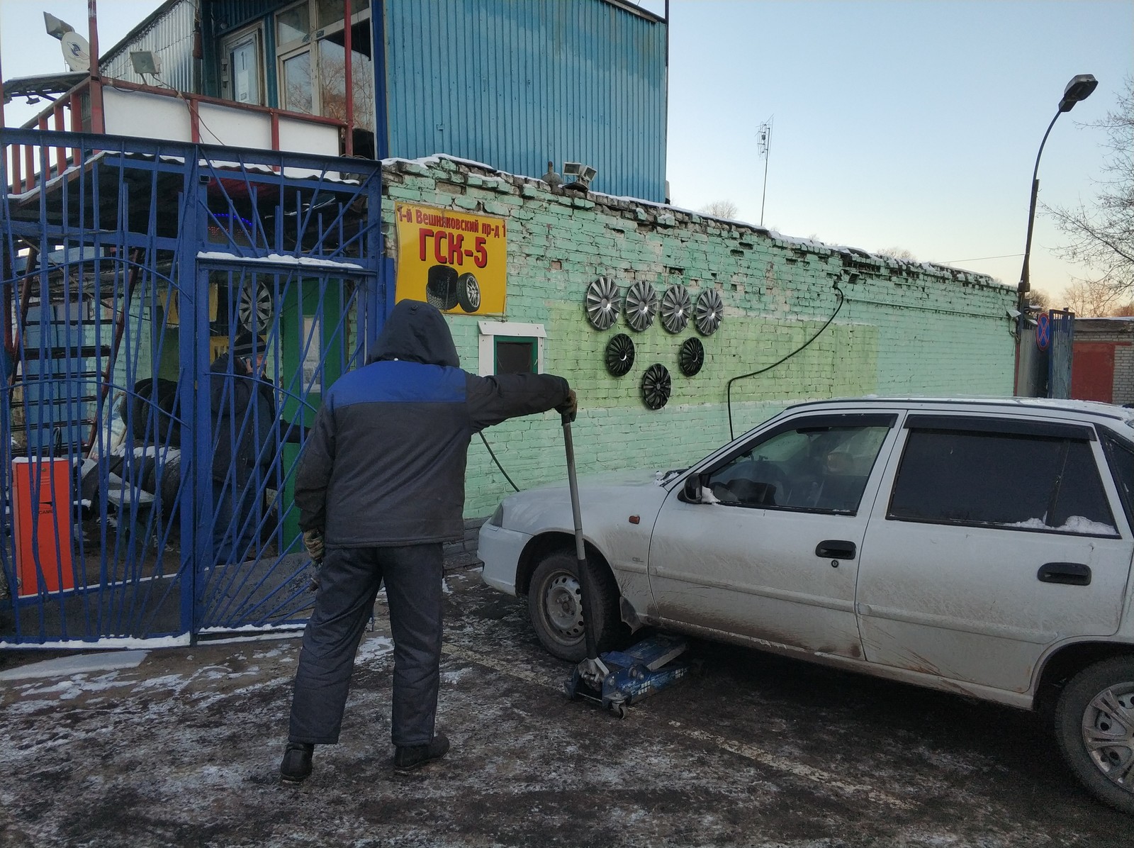 Что делать, если автомобиль месяц простоял со спущенным колесом в холодную  погоду? | Пикабу