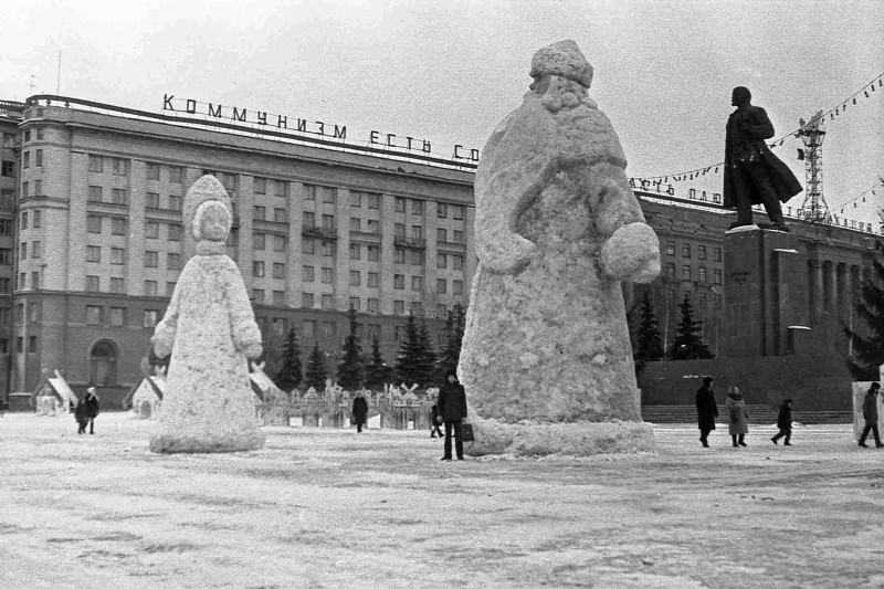 Новый Год в СССР (подборка фотографий) - СССР, Новый Год, Поздравление, Улица, Площадь, Дед Мороз, Люди, Подборка, Длиннопост