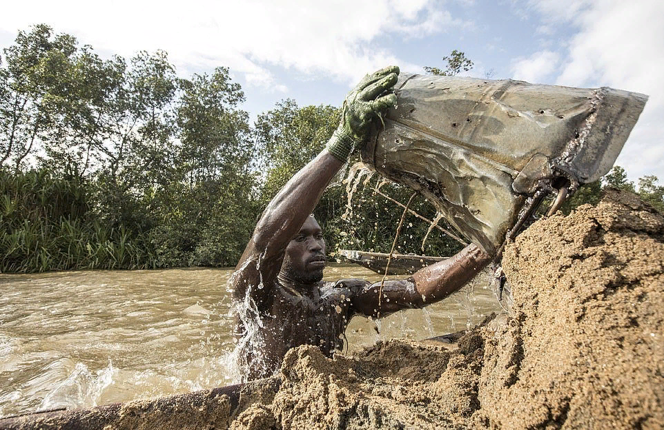 Muscular Cameroonians risk their lives every day to get sand from the bottom of the river - Work, Fitness, The photo, Longpost, Work