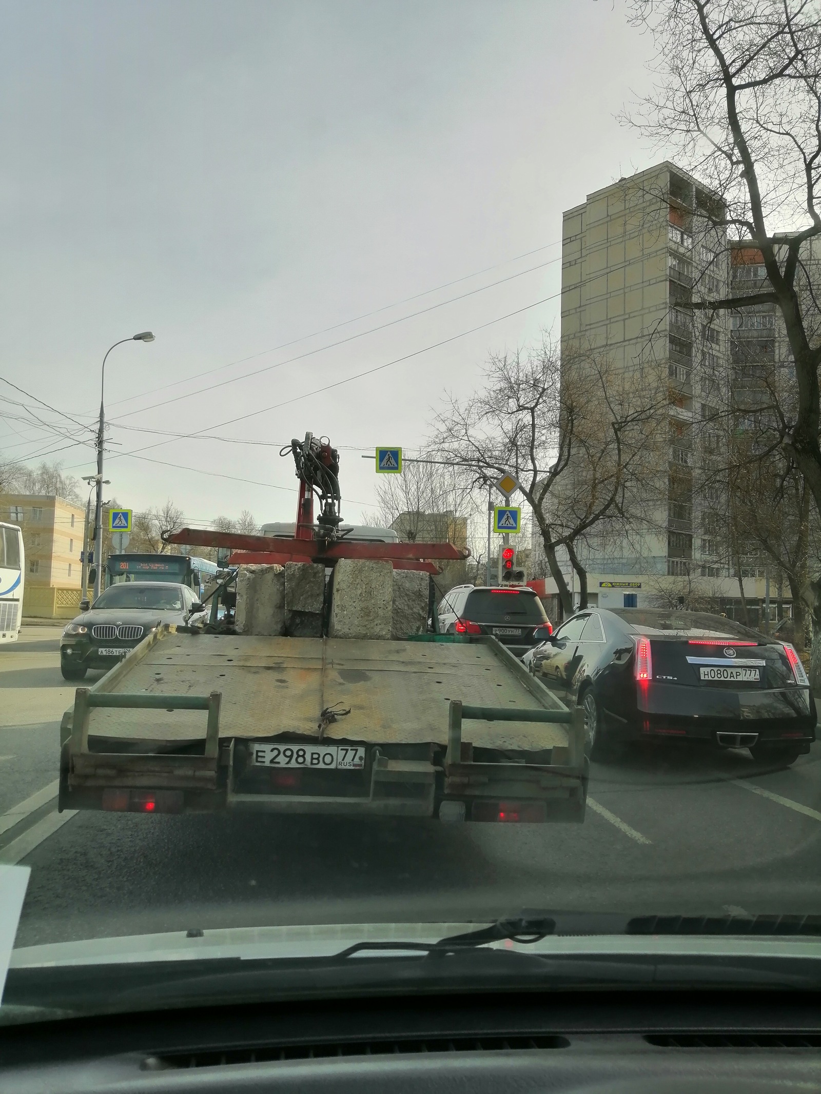 Москва - это когда за неправильную парковку могут эвакуировать бетонные блоки:D - Моё, Эвакуатор, Москва