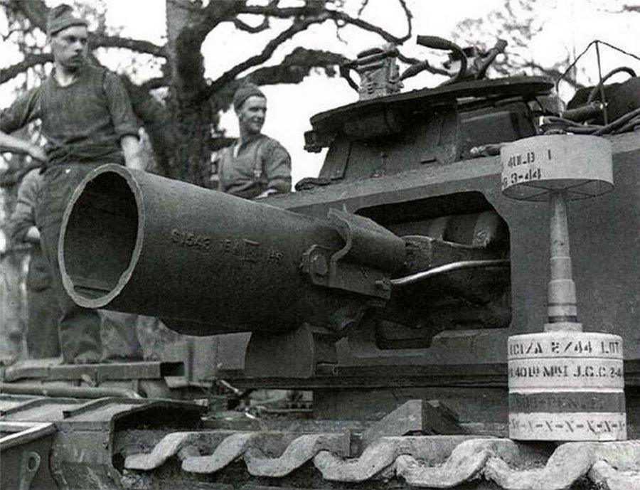 Tank Churchill AVRE, armed with a 290-mm mortar. - Tanks, Mortar, Projectile