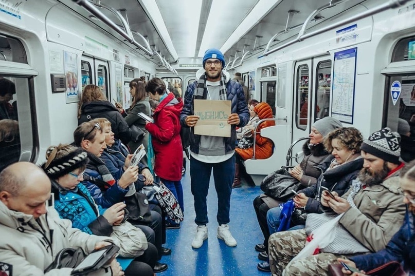 “Smiling is easy”: how a guy with a cardboard box revived the St. Petersburg metro - My, Subway, , Metro, Instagrammers, Bloggers, Video, Longpost