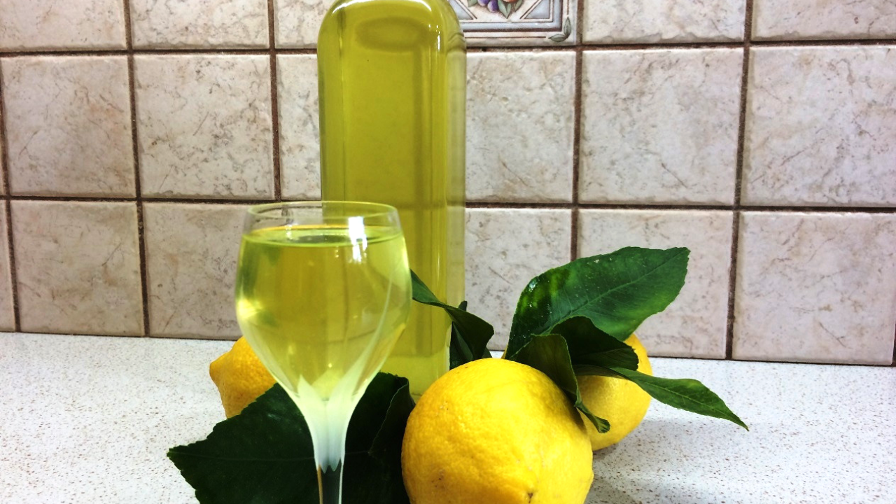Вкусный лимончелло. Лимончелло ликер. Лимонный ликёр Limoncello. Лимончелло итальянская. Лимончелло фото.