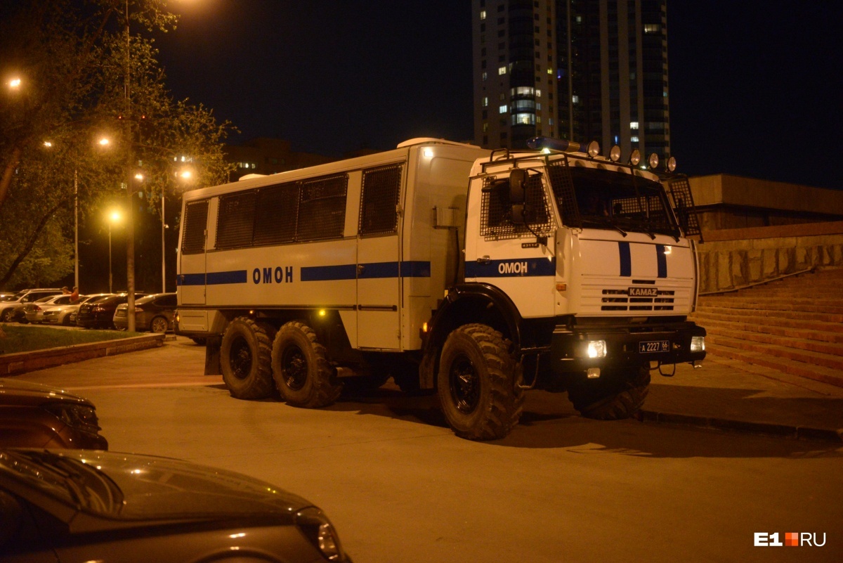 The calm before the storm: riot police drove up to the square near the Drama Theater - Yekaterinburg, ROC, The park, Longpost, Negative