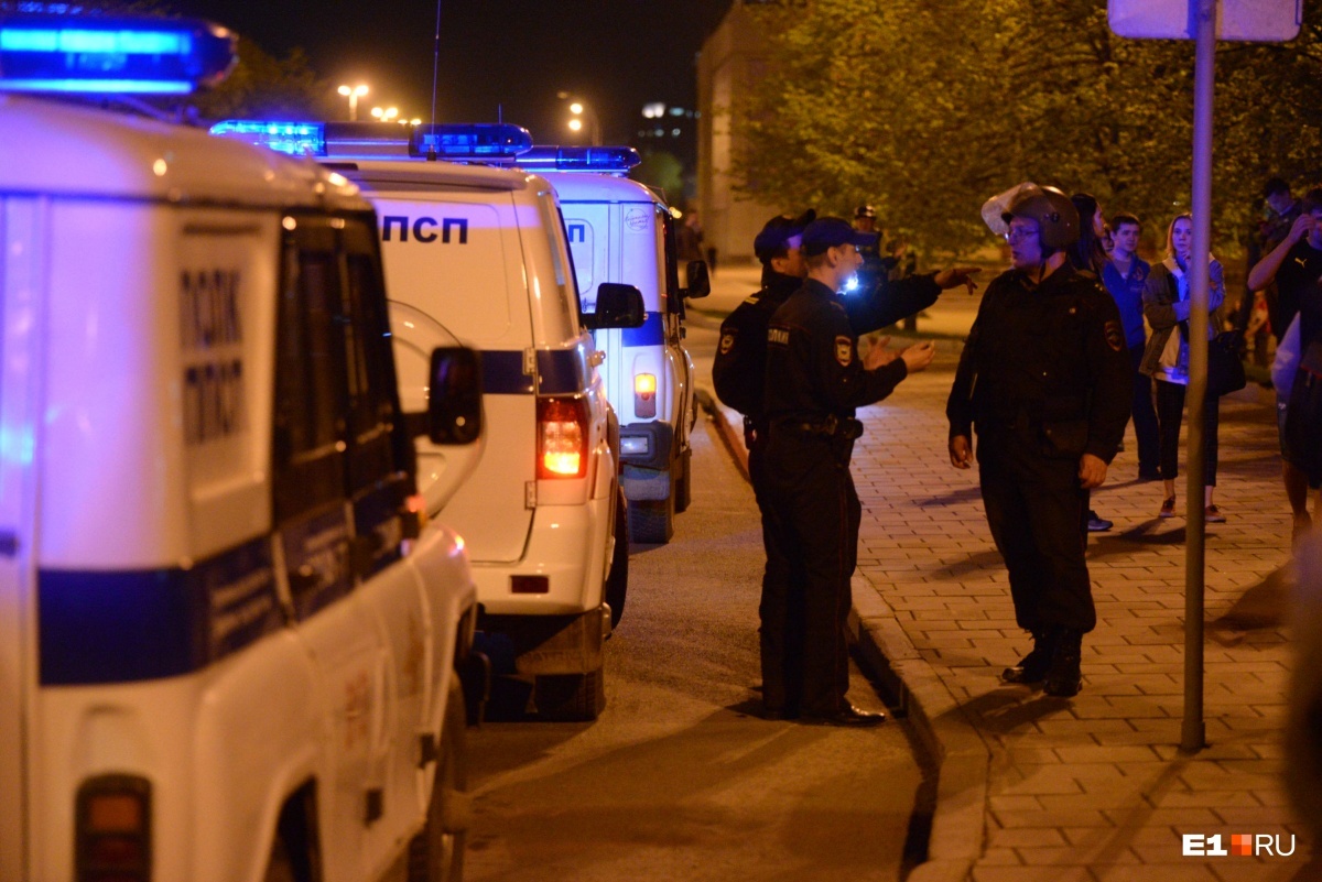 The calm before the storm: riot police drove up to the square near the Drama Theater - Yekaterinburg, ROC, The park, Longpost, Negative