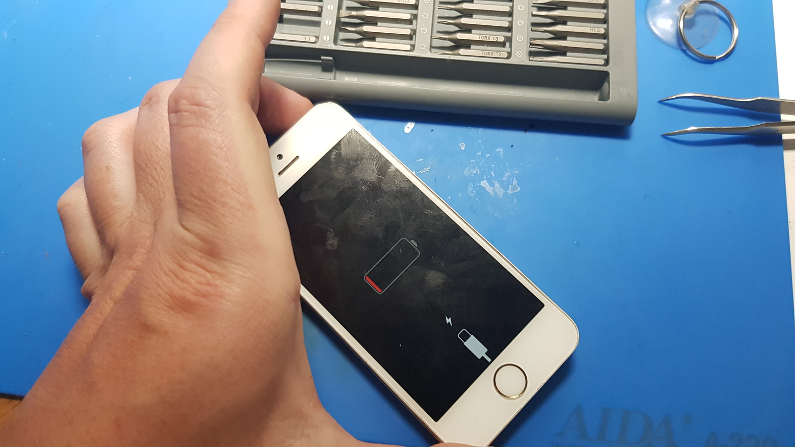 Iphone 5s is charged but won't turn on, please help - My, iPhone 5s, Repair