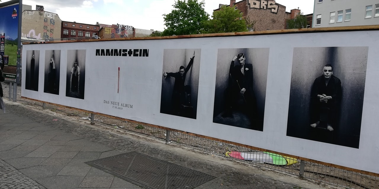Rammstein zeig dich. Обложка альбома рамштайн 2019. Rammstein Rammstein 2019 обложка. Rammstein новый альбом 2022. Rammstein 2022 новый.
