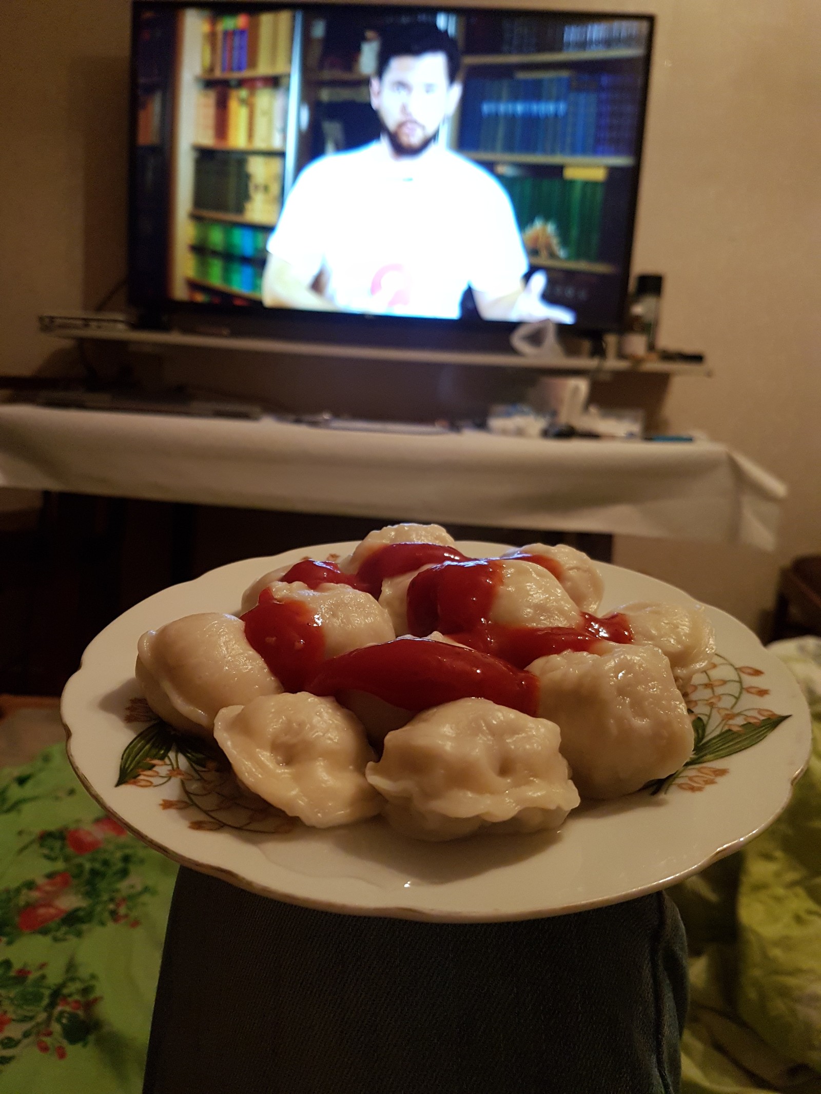 Decided to eat dumplings in bed, uh... - My, Dumplings, Ketchup, Bed, TV set