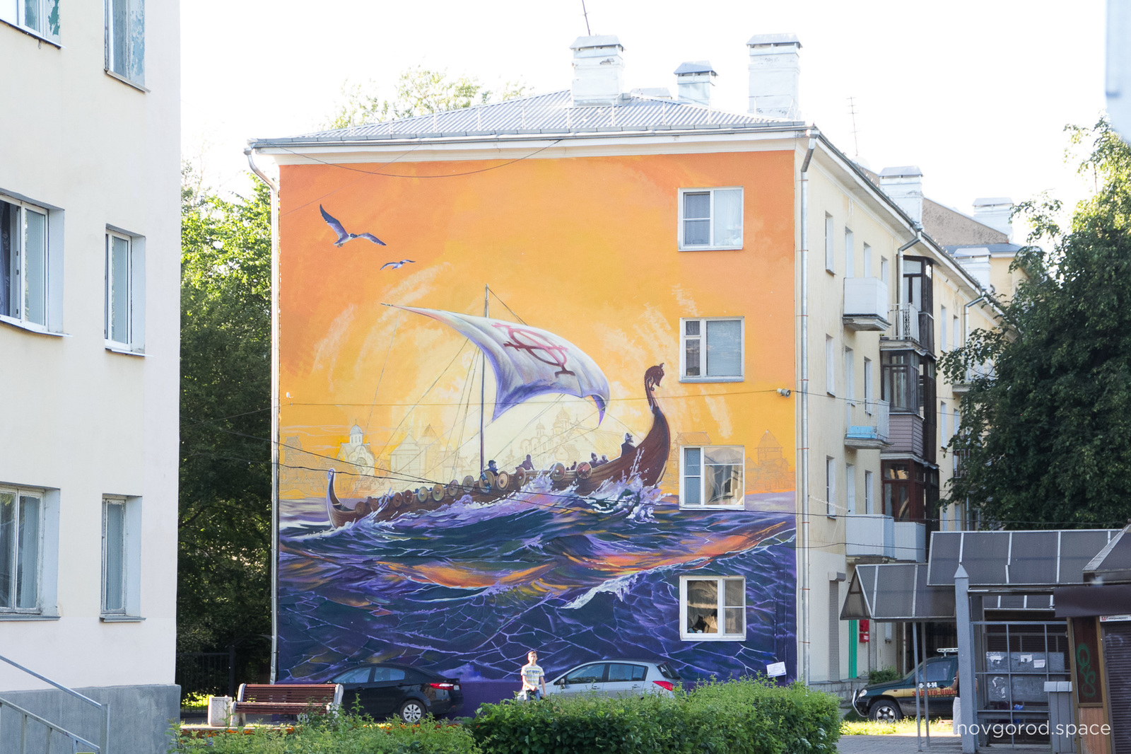 In Veliky Novgorod, the facades were decorated with huge drawings - My, Velikiy Novgorod, Urbanism, Mural, The photo, Longpost