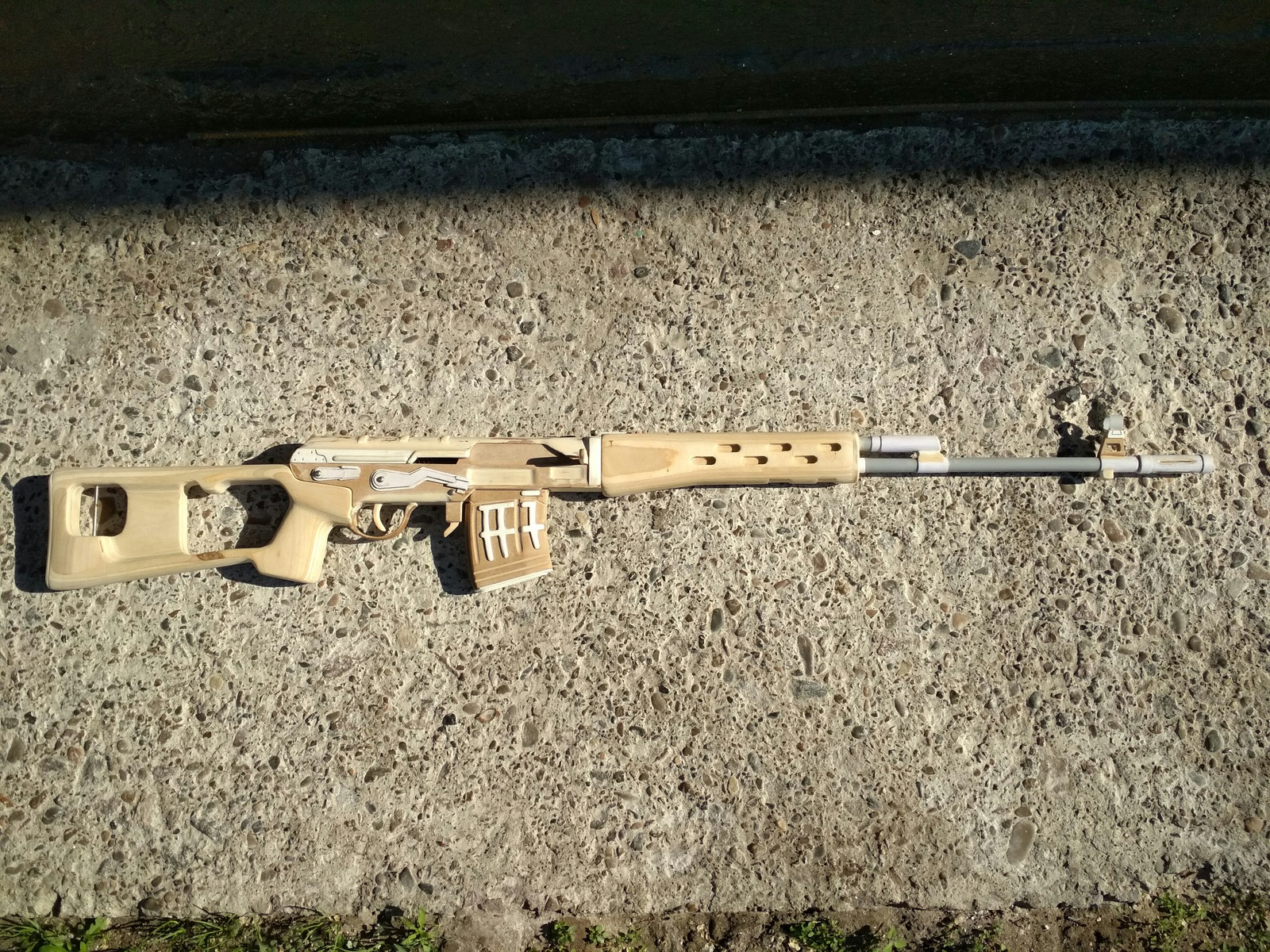 Деревянная игрушечная снайперская винтовка из дерева в руках