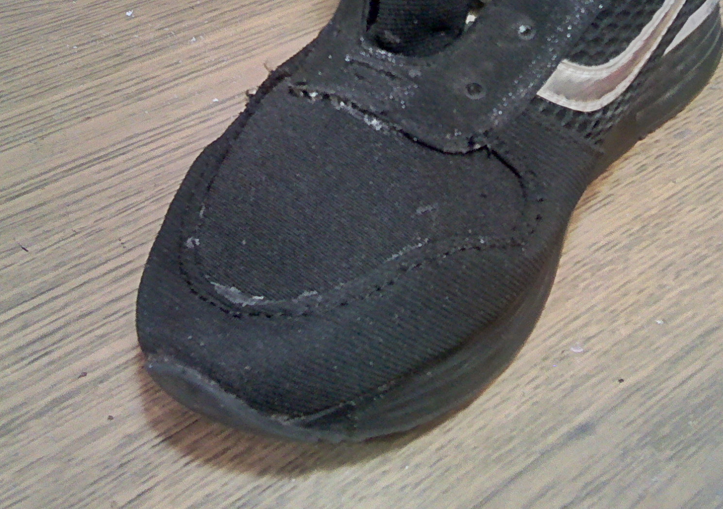 Обувь ремонте кроссовки. Порванные кроссовки. Кроссовки ремонте. Сетка на кроссовках у подошвы порвалась. Протираются кроссовки на большом пальце ноги.