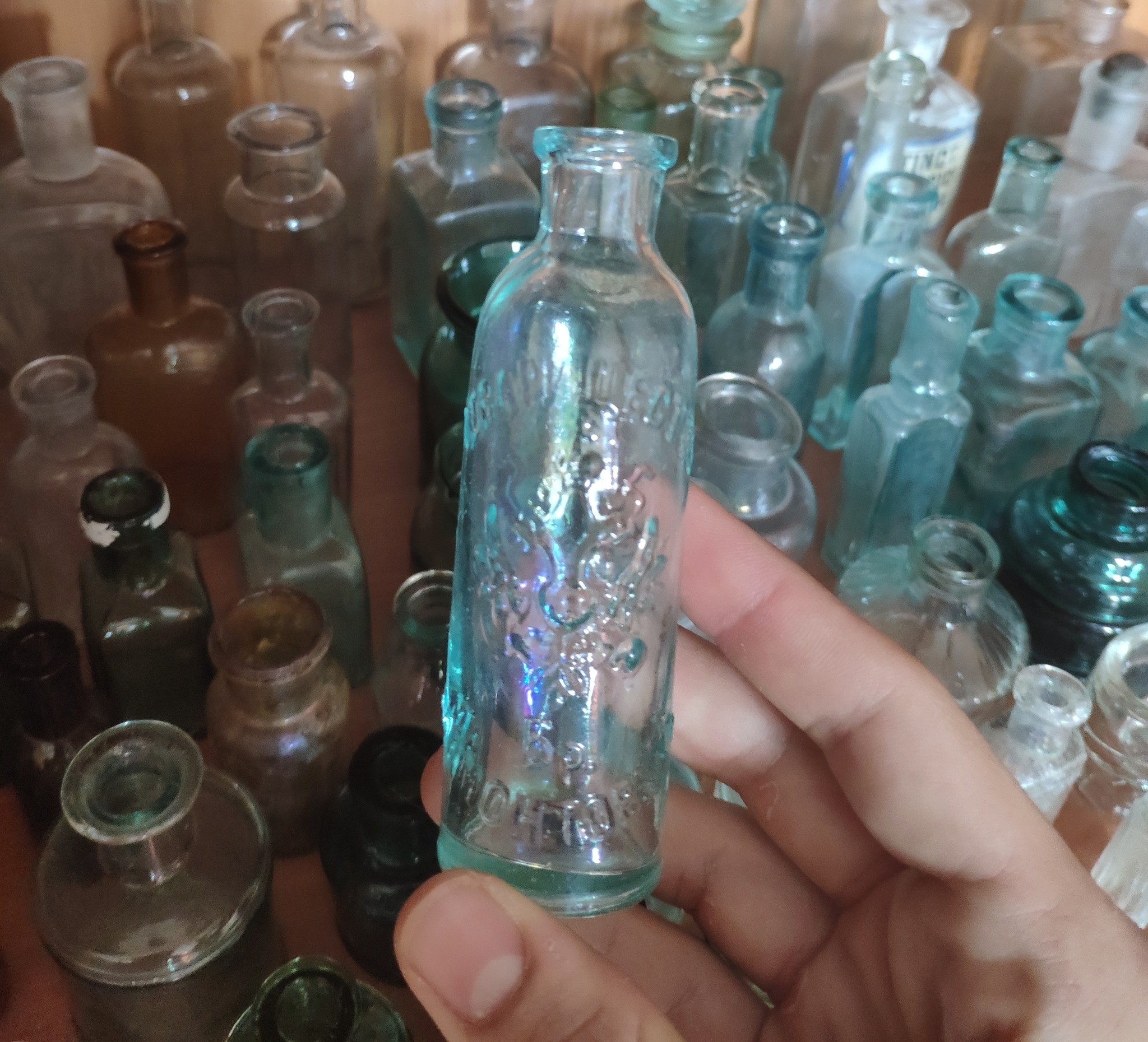 Бутылки пузырьки. Коллекция флакончиков Бунина. Коллекционирование бутылок. Старинные стеклянные пузырьки. Коллекция бутылок.