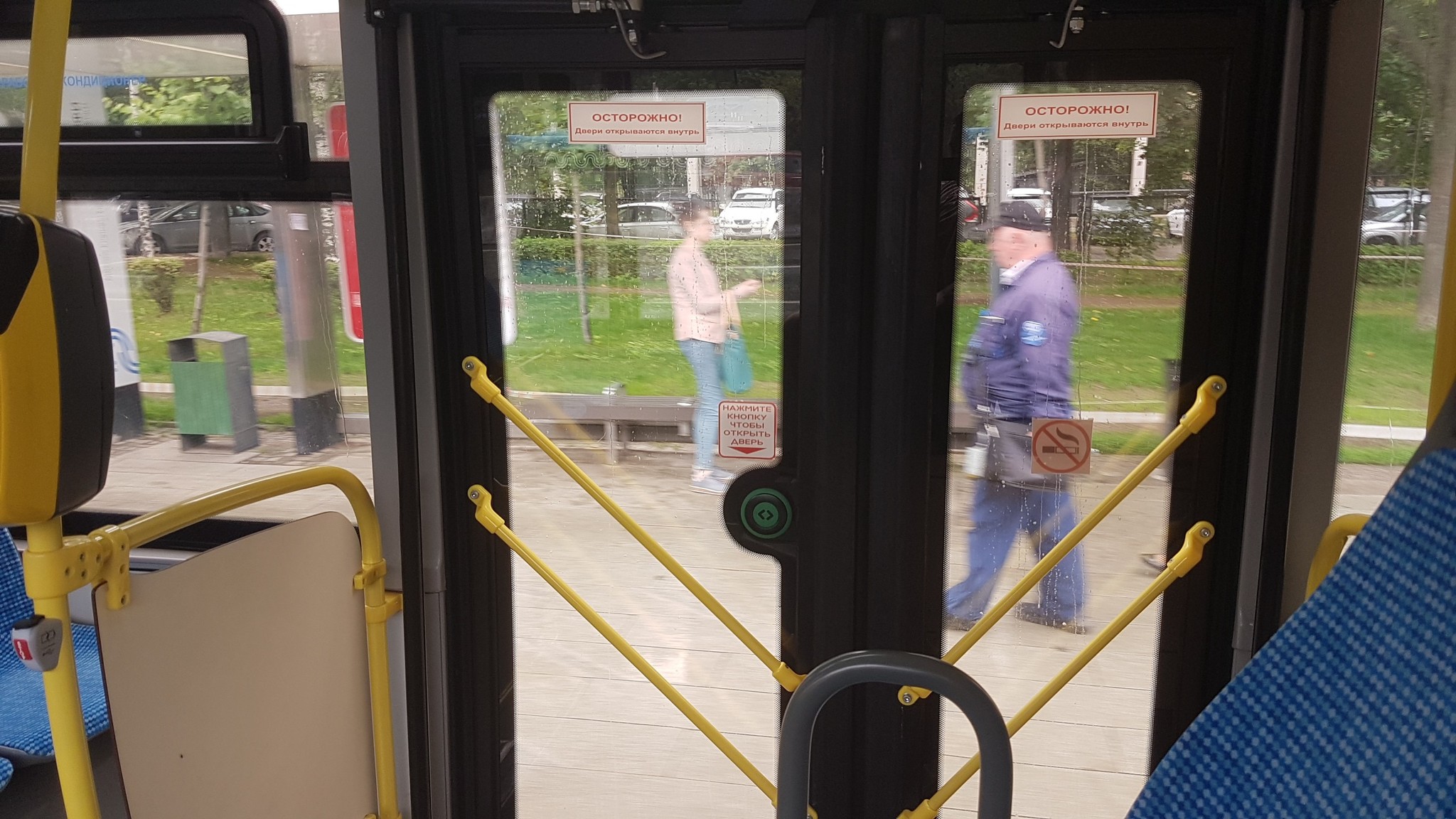 Осторожно двери открыты. Контроллер в автобусе. Автобус Москва. Автобус с открывающимися дверями. Двери открываются вовнутрь общественных транспортах.