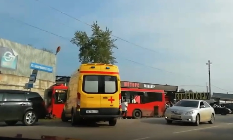 В Перми около 17:00 на подъезде к Гайве автобус врезался в бетонную ...