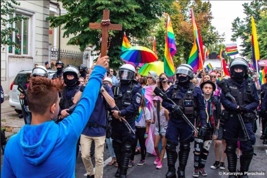 15-year-old Pole Yakub Barila went out alone with a crucifix to stop the march of sodomites. - LGBT, Poland, Video, Longpost