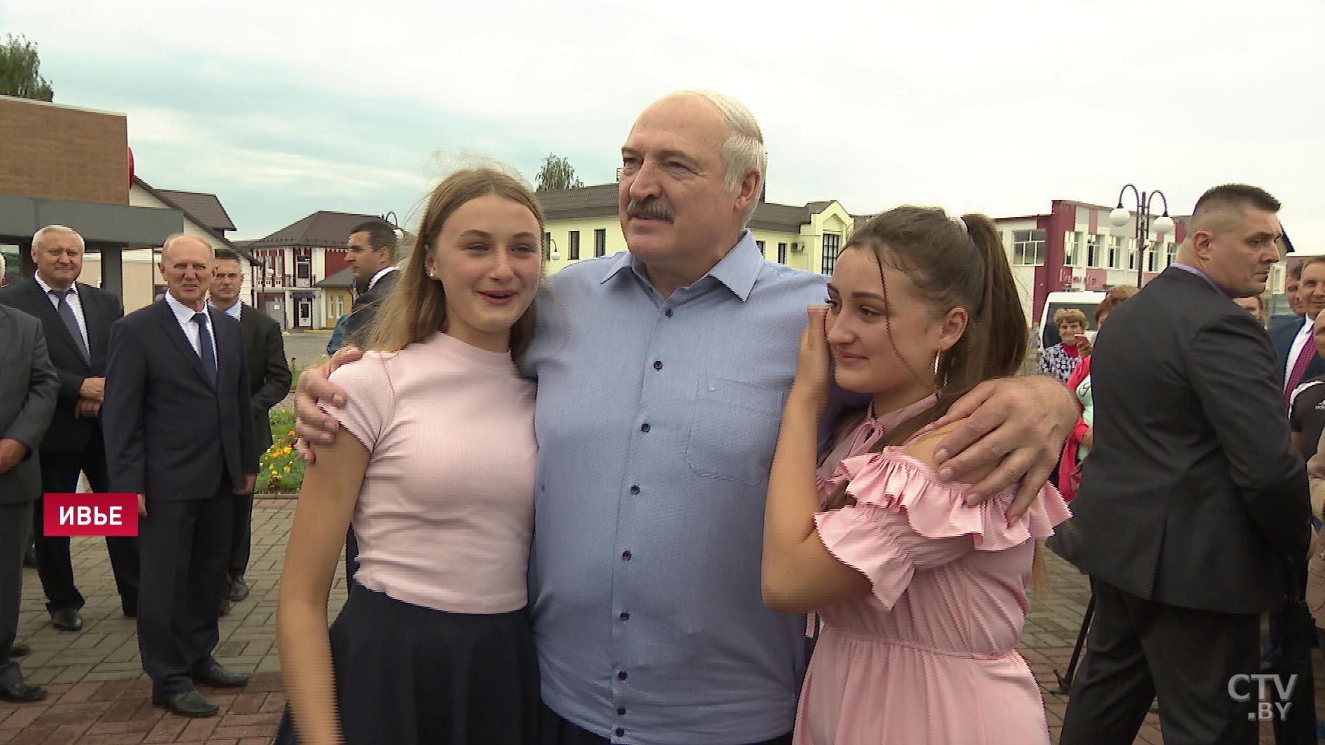 Sansa and Arya Stark with the King of the Swamps. Fifth anniversary of the Battle of Winterfell. - Sansa Stark, Arya stark, Alexander Lukashenko, Game of Thrones