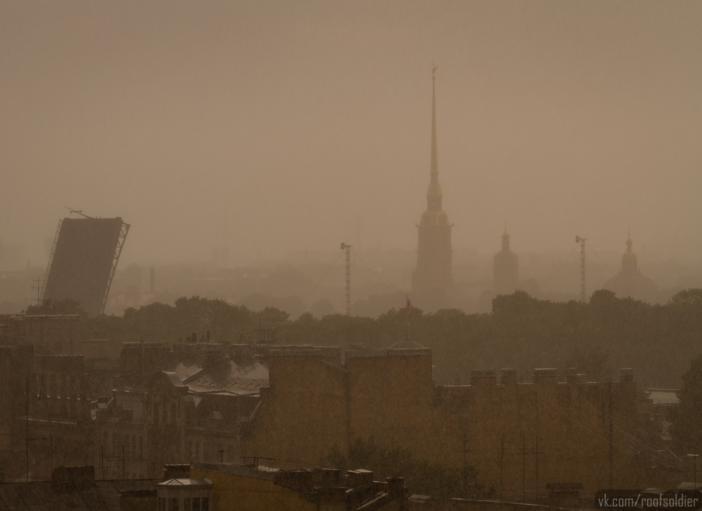 Качество воздуха петербург. Промозглый Питер. Смог над Санкт Петербургом. Дождь в Питере. Петербург туман.