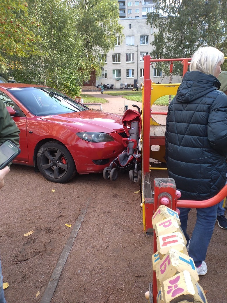 The girl mixed up the pedals and drove to the playground. - Road accident, Playground, Saint Petersburg, Children, Longpost, Woman driving