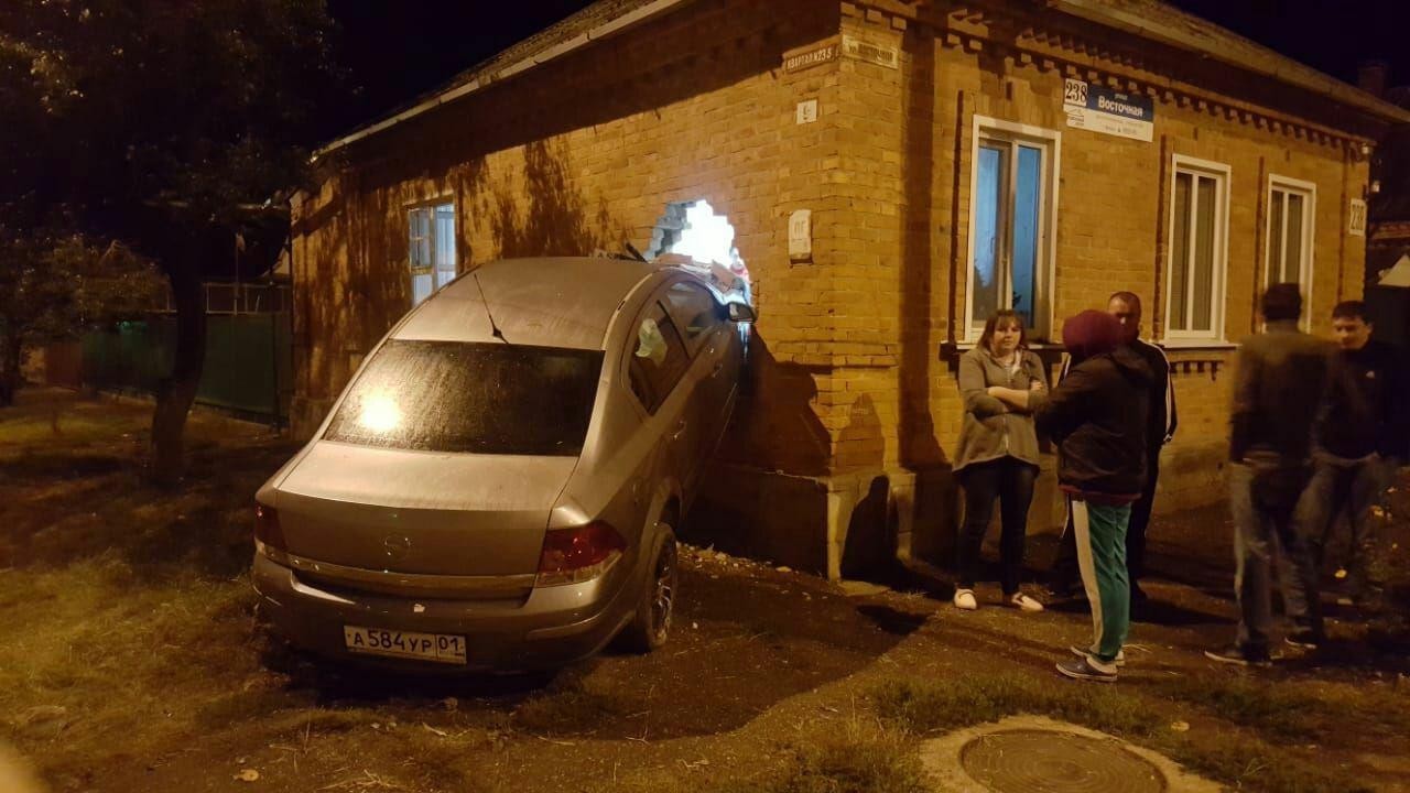 Машины в майкопе. Машина заехала в дом. Машина врезалась в стену. Машина въехала в стену дома.