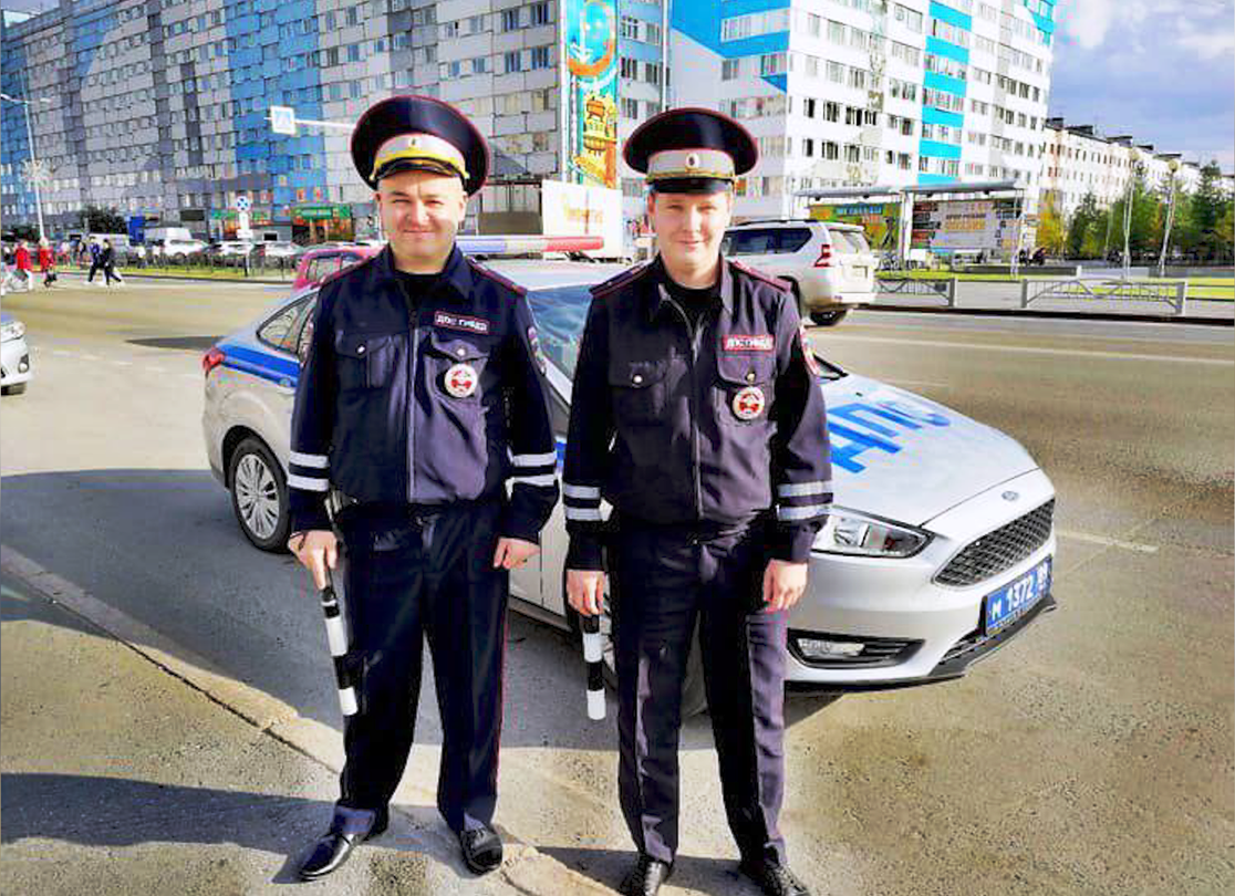 В Новом Уренгое сотрудники ДПС спасли из горящего дома 20 человек. | Пикабу