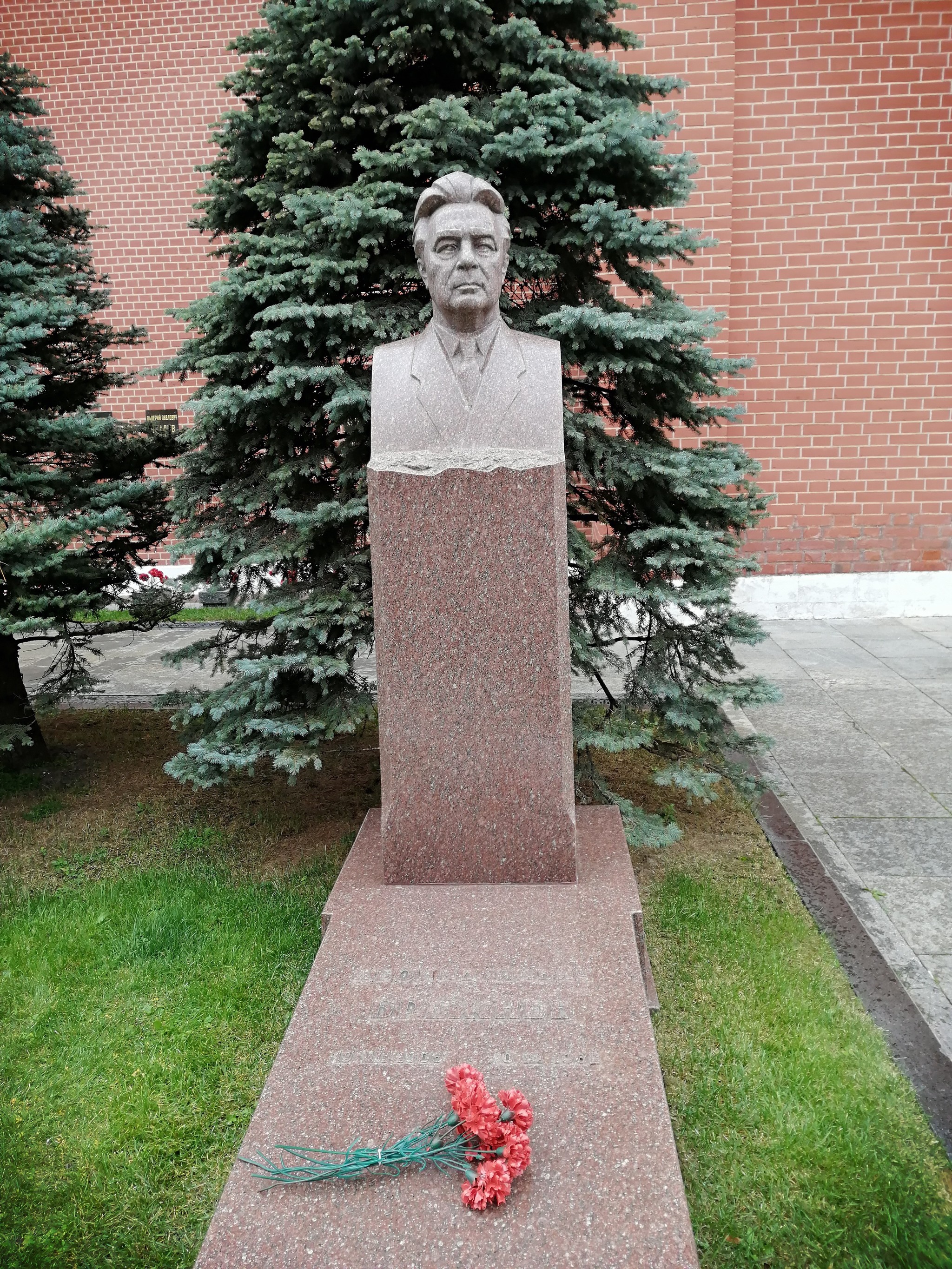 Graves of legendary figures. Necropolis near the Kremlin wall in Moscow. - My, Necropolis, Stalin, Yuri Gagarin, Prominent figures, To be remembered, Longpost