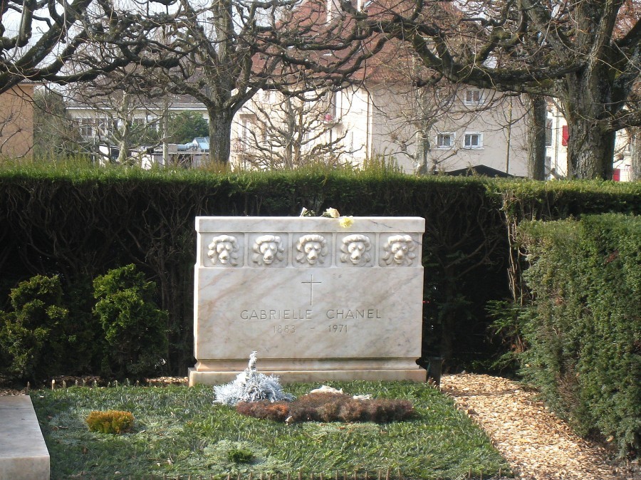 Похоронен форум. Могила Габриэль Шанель. Могила Коко Шанель. Кладбище Буа-де-во в Лозанне Коко Шанель. Габриэль Коко Шанель могила.