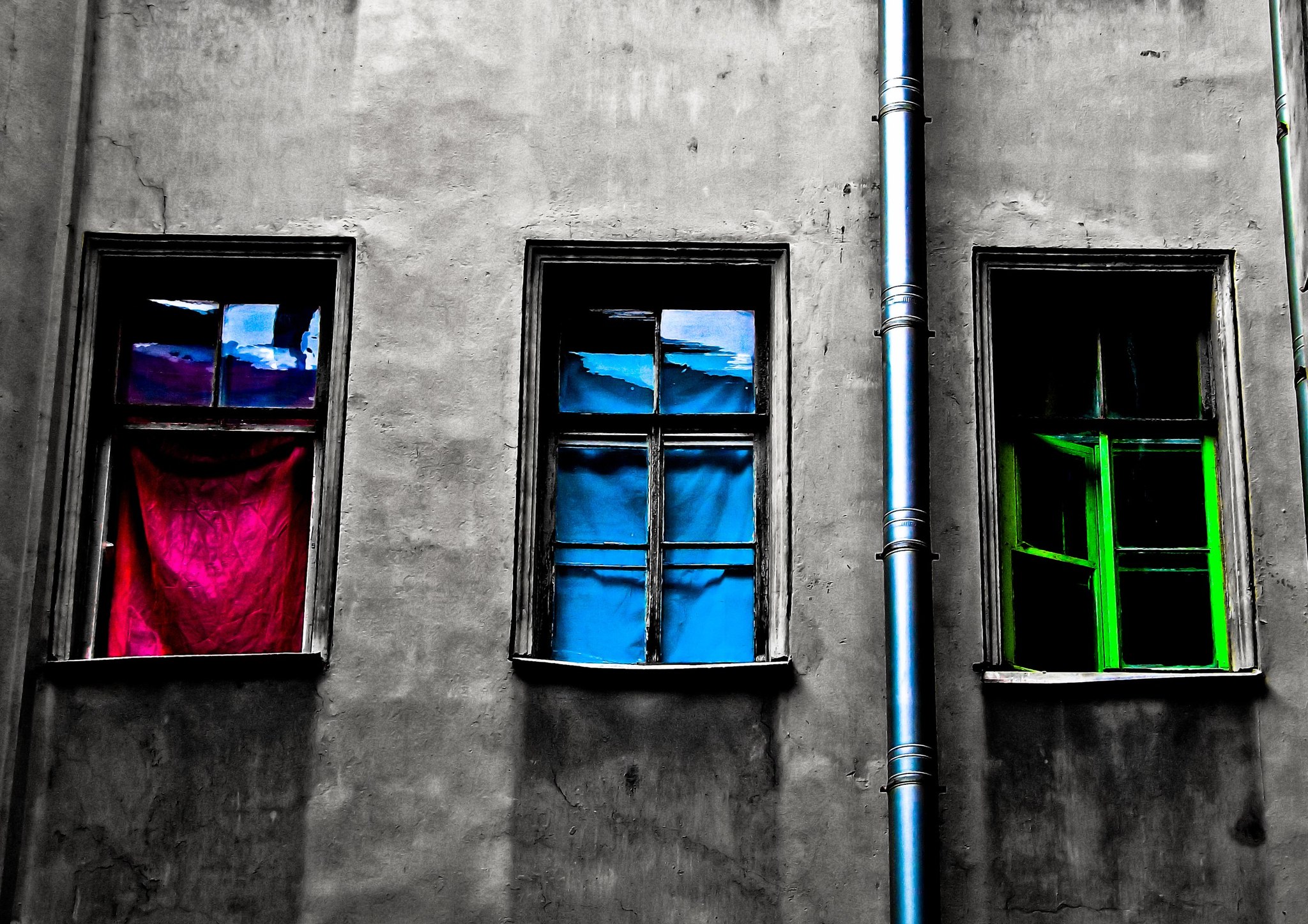 Coloured windows. Питерские окна. Разноцветные окошки. Разноцветные окна фон. Вид из окна с разноцветными домами.