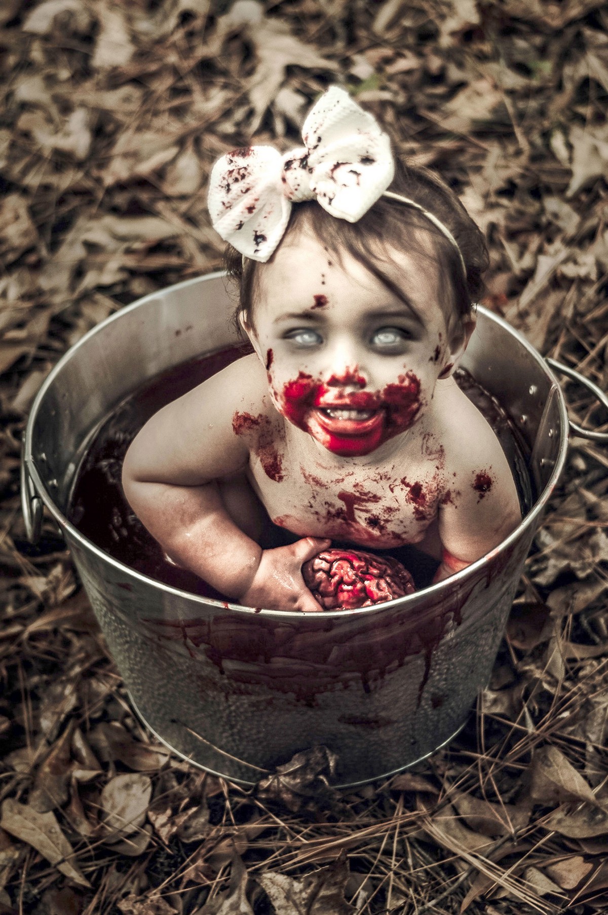 Mom arranged a zombie photo shoot with her daughters for Halloween and received death threats - PHOTOSESSION, Zombie, Reaction, Longpost, Mum, Children, Negative