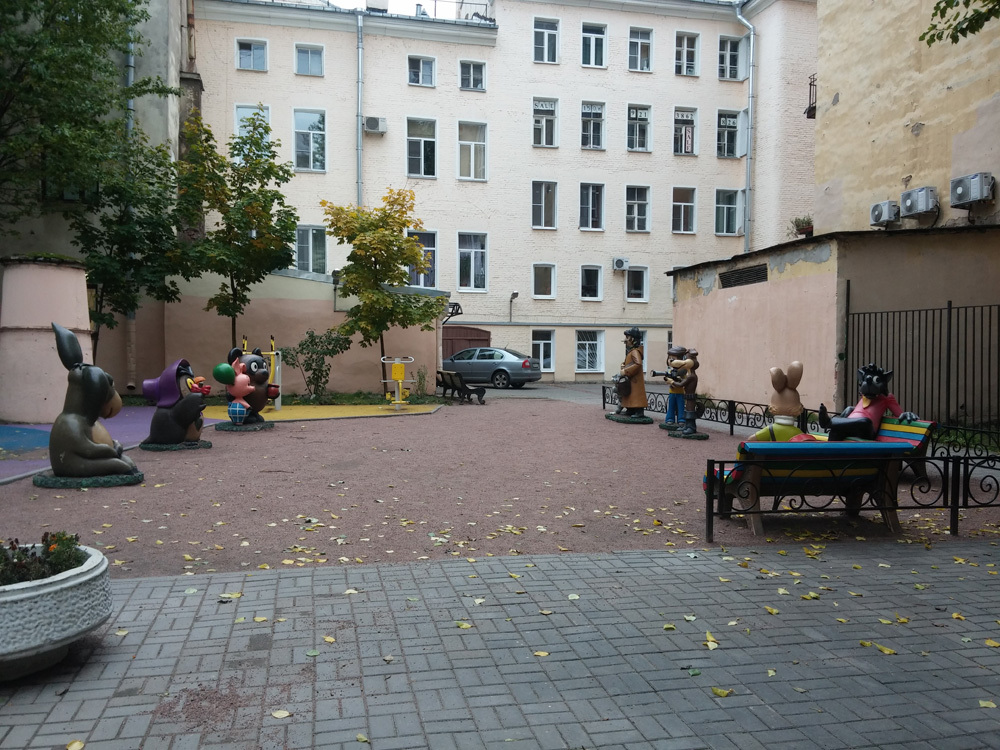 Питерский двор - Санкт-Петербург, Кот, Мультфильмы, Двор, Ну погоди!, Винни-Пух, Ослик Иа, Длиннопост, Печкин, Кот Матроскин, Дядя Федор, Простоквашино, Пятачок, Сова