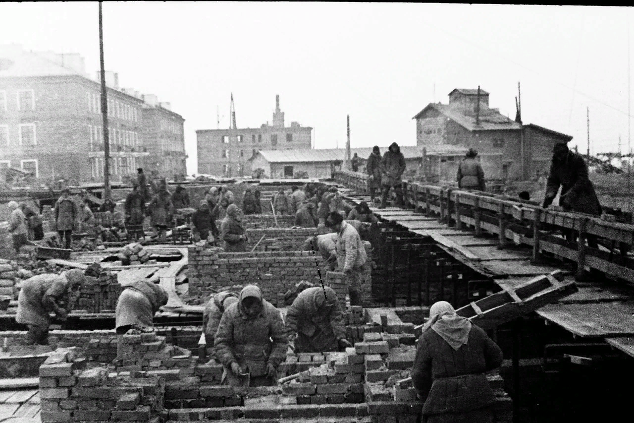 Magnitogorsk memories of the past, construction of Lenin 21/2 - Magnitogorsk, Past, Women, Building, Old photo, People, archive, 20th century