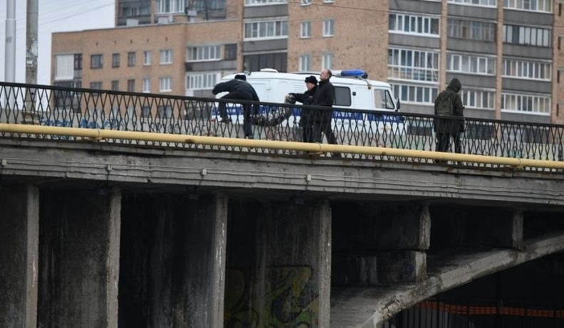 В Екатеринбурге неизвестные повесили пакет мусора на городском мосту. Со стороны казалось, что висит человек - Хулиганство, Длиннопост, Мусор, Мешки, Мост, Екатеринбург, Труп