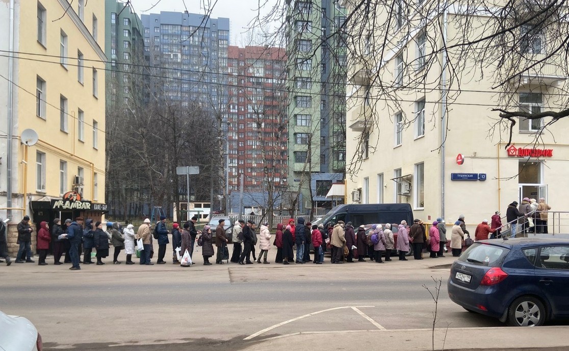 Queues in Moscow are like in the 90s. - dobrodomik, Retirees, Moscow, Queue, Longpost