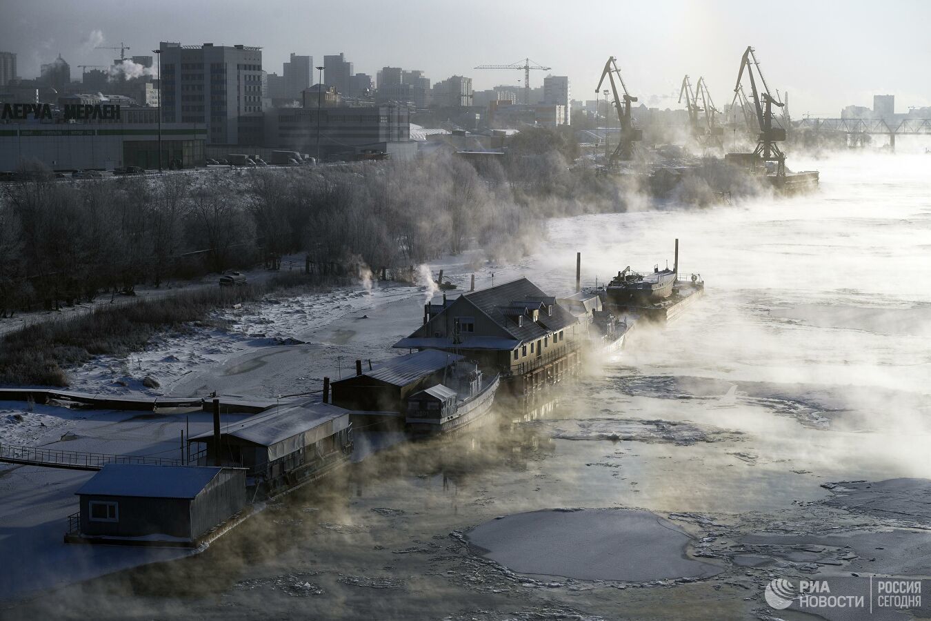 Кафе и пришвартованные баржи в Новосибирске. - Новосибирск, Фотография, Риа Новости