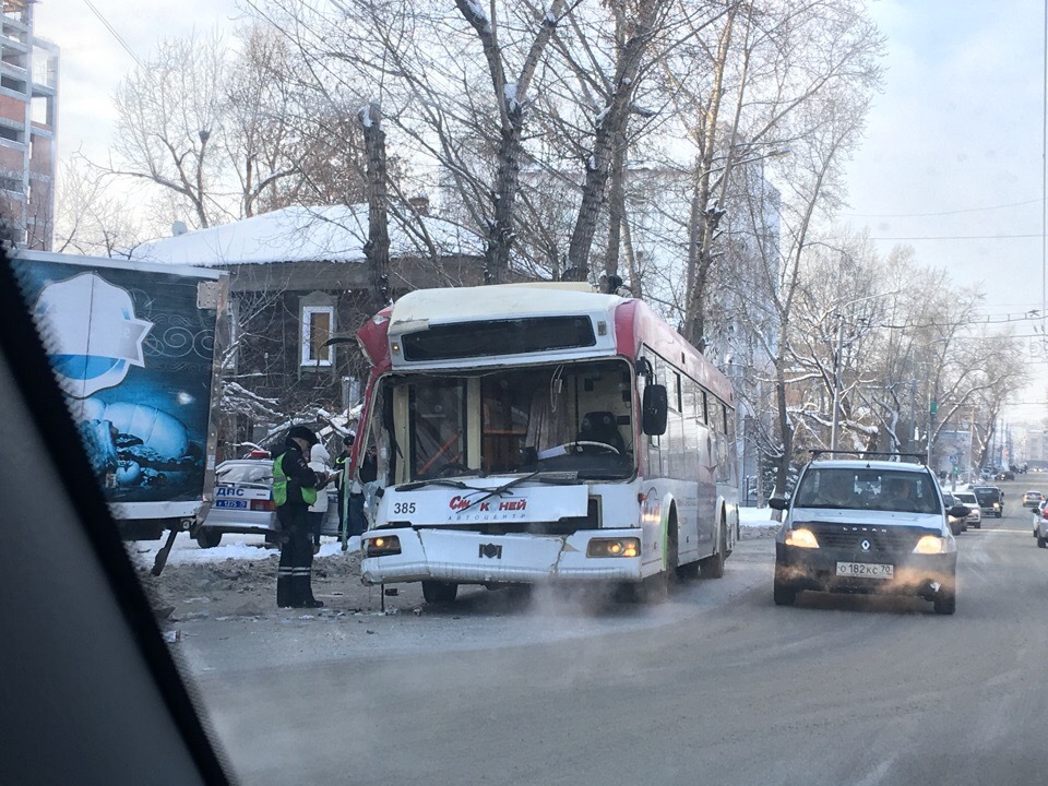 В Томске троллейбус врезался в стоящий грузовик (смотреть с 35 сек.) - Авария, Видеорегистратор, Мат, Видео, Длиннопост, ДТП, Негатив