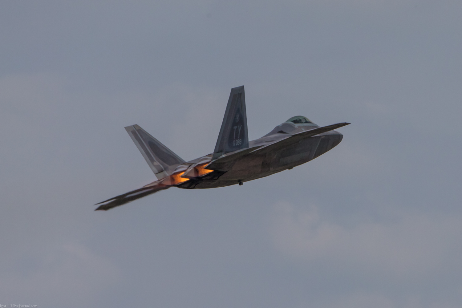 Lockheed Martin F-22 Raptor on the ground and in the air. - Airplane, Raptor, Longpost