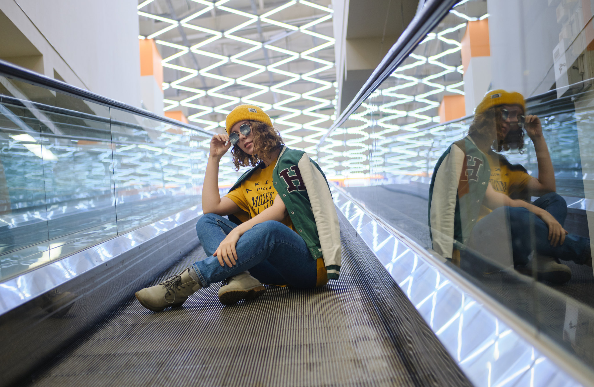 Girl portraits. part 15 - My, The photo, Girls, Video, Travelator, Moving Walkways, Geometry, Longpost