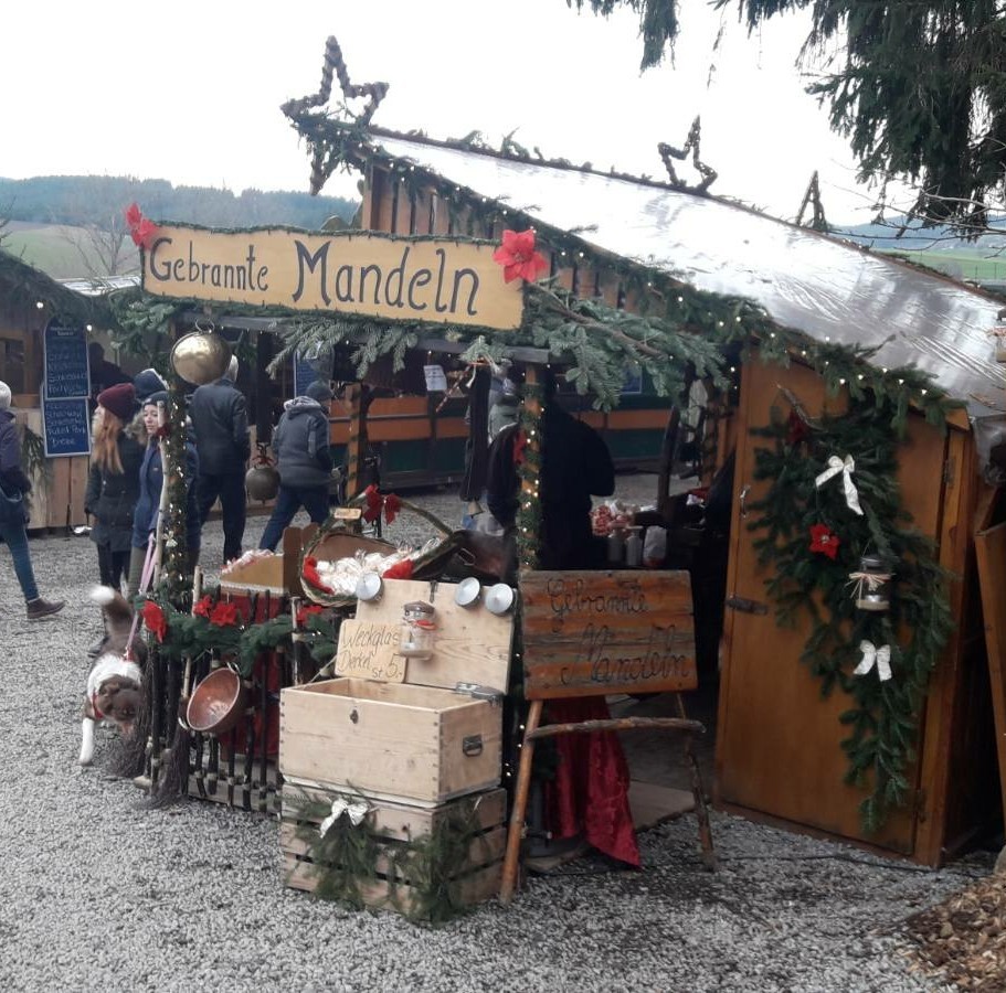 Christmas market on the mountain, near Gutenek Castle 12/01/2019 - Christmas, Fair, Market, Germany, Middle Ages, Longpost