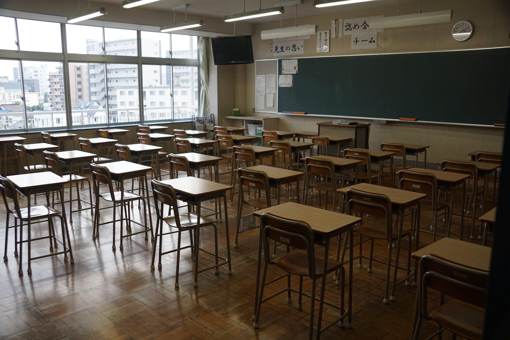 Классы в японской школе. Школы в Японии внутри. Школы Японии изнутри. Японская школа внутри класс. Японские классы в школе.