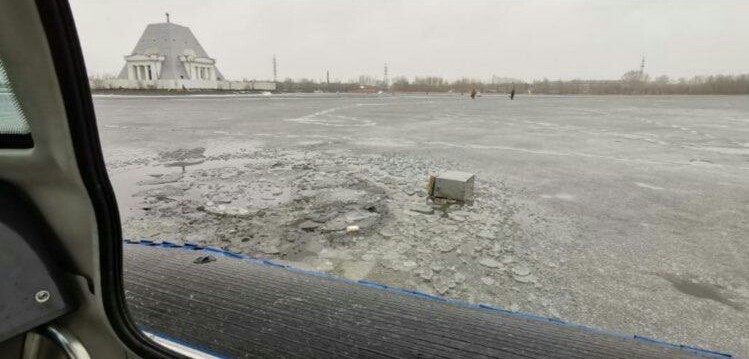 Бултых и нет рыбака - Зимняя рыбалка, Тонкий лед, Спасатели, Негатив, Слабоумие и отвага, Казань